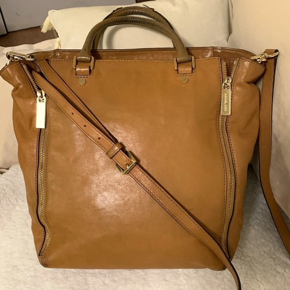 Michael Kors, camel leather tote with gold, zipper detailing and branding - Picture 1 of 13